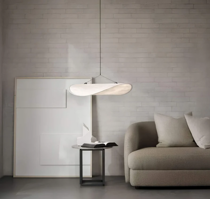 Biało-kośćlana lampa sufitowa z jedwabiu z metalową ramą, ręcznie wykonany falisty wzór, idealna do eleganckiego oświetlenia.