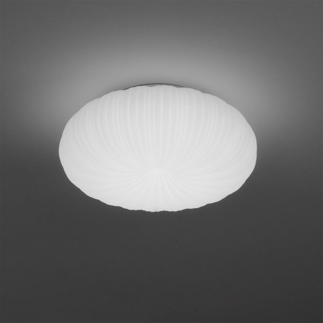 Lampa sufitowa LED z metalu i akrylu, nowoczesny design, regulowane światło z pilotem, elegancka i współczesna.