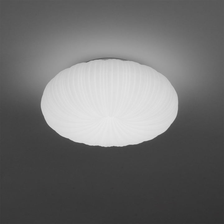 Lampa sufitowa LED z metalu i akrylu, nowoczesny design, regulowane światło z pilotem, elegancka i współczesna.