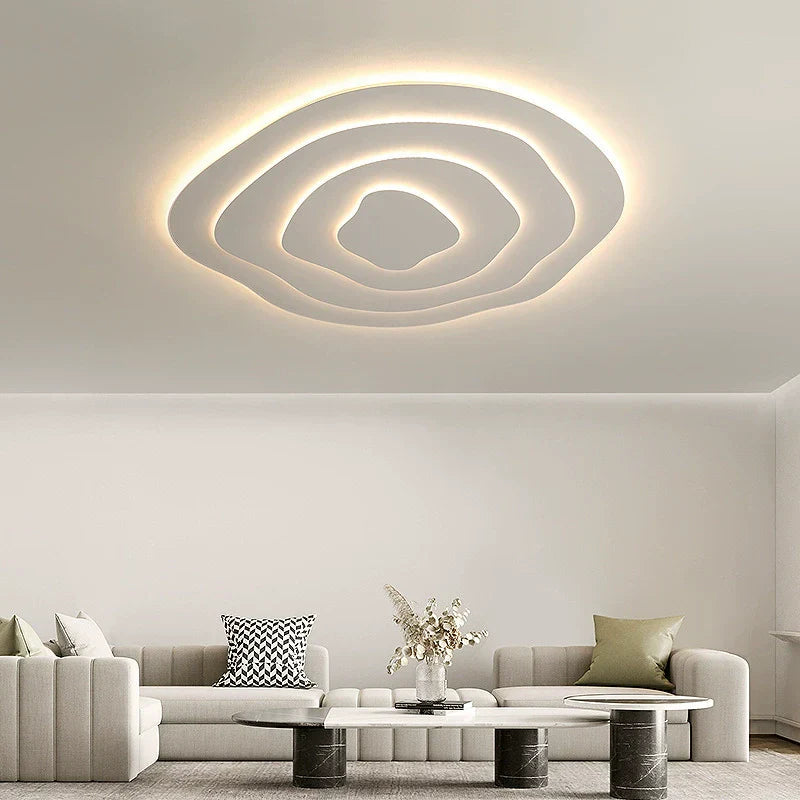 Nowoczesna lampa sufitowa LED o asymetrycznym designie, kremowym wykończeniu, artystycznych krzywiznach, modulowanym świetle oraz wykonana z metalu i akrylu.