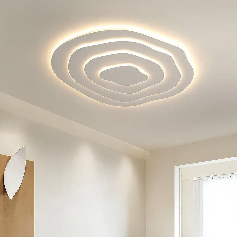 Nowoczesna lampa sufitowa LED o asymetrycznym designie, kremowym wykończeniu, artystycznych krzywiznach, modulowanym świetle oraz wykonana z metalu i akrylu.