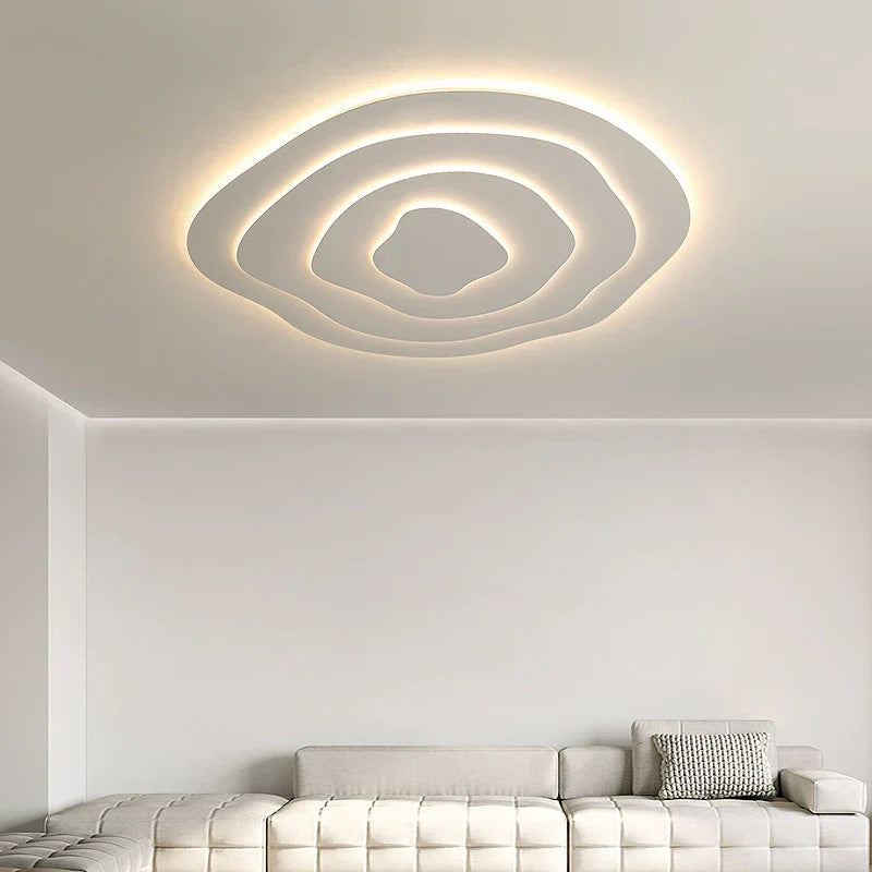 Nowoczesna lampa sufitowa LED o asymetrycznym designie, kremowym wykończeniu, artystycznych krzywiznach, modulowanym świetle oraz wykonana z metalu i akrylu.