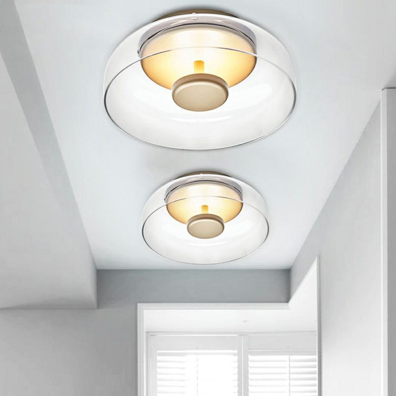 Nowoczesna lampa sufitowa LED ze szkła dymionego, elegancki kształt, ciepłe światło, idealna do przedpokoju lub salonu.