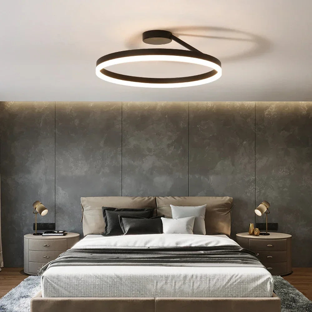 Skandynawski plafon LED w kształcie okręgu, minimalistyczny design, ciepłe białe światło dla miękkiej i relaksującej atmosfery.