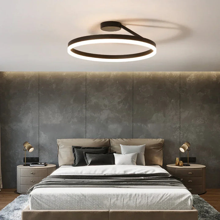 Skandynawski plafon LED w kształcie okręgu, minimalistyczny design, ciepłe białe światło dla miękkiej i relaksującej atmosfery.