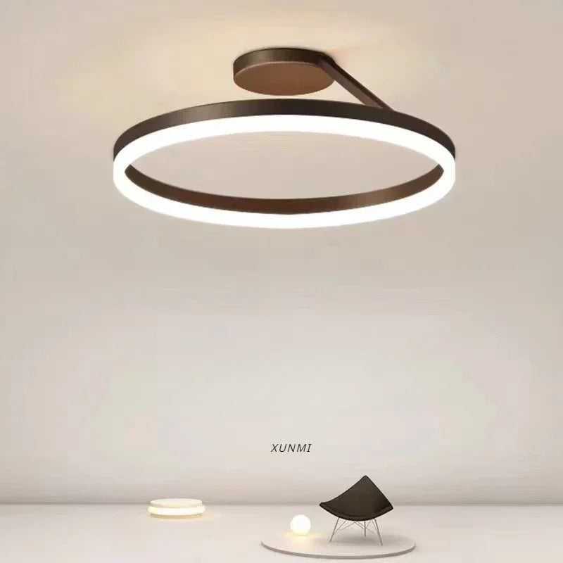Skandynawski plafon LED w kształcie okręgu, minimalistyczny design, ciepłe białe światło dla miękkiej i relaksującej atmosfery.