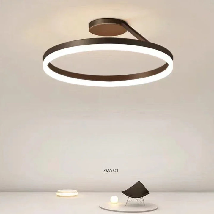 Skandynawski plafon LED w kształcie okręgu, minimalistyczny design, ciepłe białe światło dla miękkiej i relaksującej atmosfery.