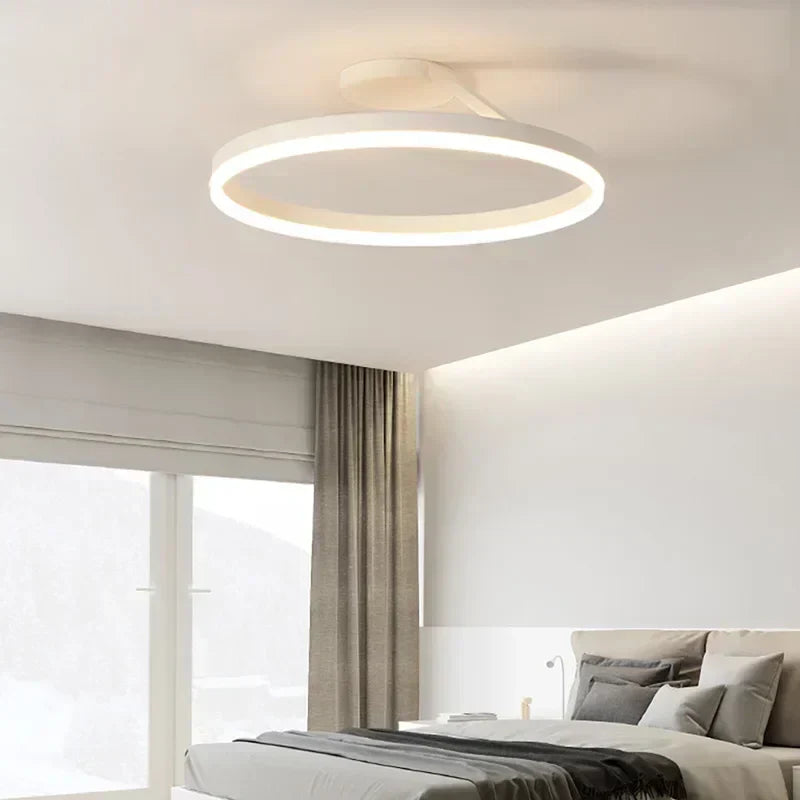 Skandynawski plafon LED w kształcie okręgu, minimalistyczny design, ciepłe białe światło dla miękkiej i relaksującej atmosfery.