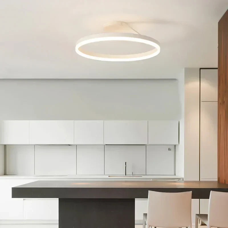 Skandynawski plafon LED w kształcie okręgu, minimalistyczny design, ciepłe białe światło dla miękkiej i relaksującej atmosfery.