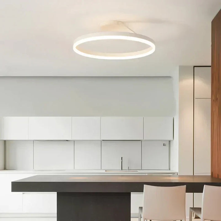 Skandynawski plafon LED w kształcie okręgu, minimalistyczny design, ciepłe białe światło dla miękkiej i relaksującej atmosfery.