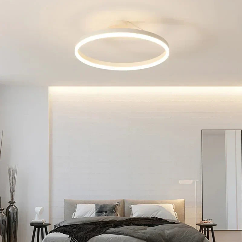 Skandynawski plafon LED w kształcie okręgu, minimalistyczny design, ciepłe białe światło dla miękkiej i relaksującej atmosfery.