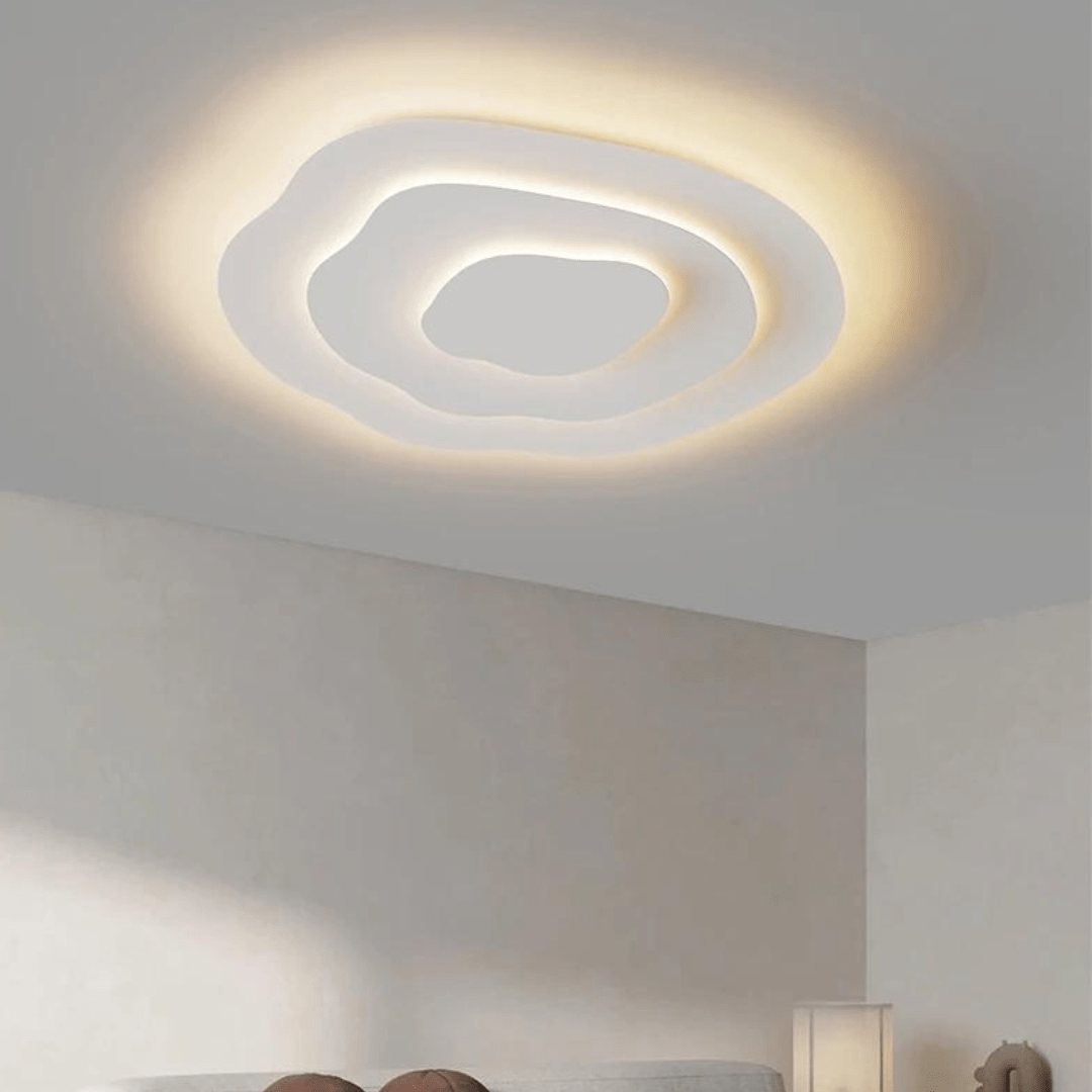 Nowoczesna, biała lampa sufitowa LED spiralna, elegancko oświetlająca salon lub sypialnię rzeźbiarskim designem.