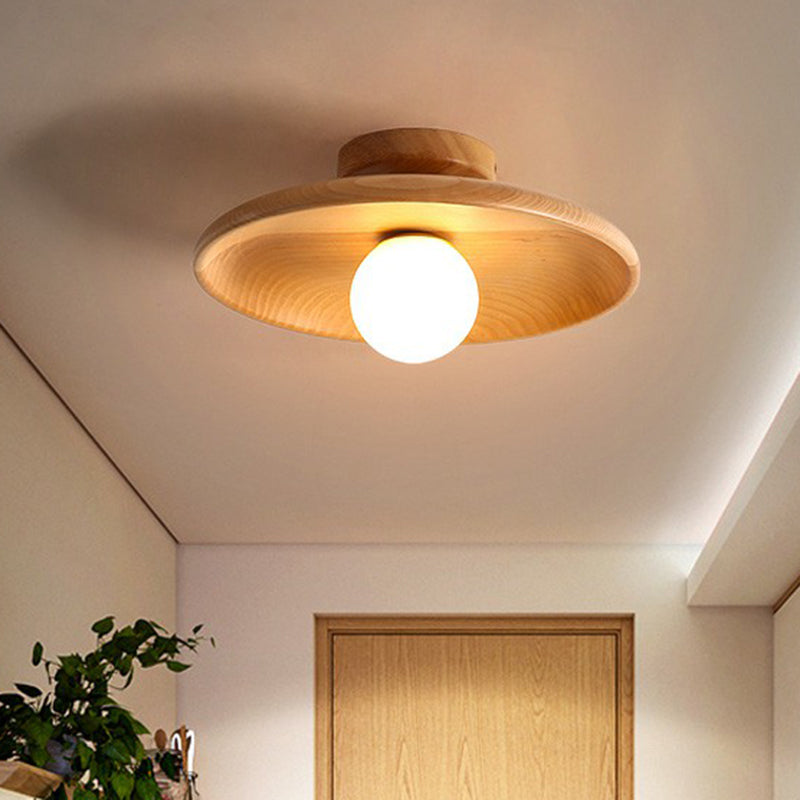 Nowoczesna płaska lampa sufitowa z brązowego drewna o eleganckim designie, delikatnie i równomiernie rozświetlająca wnętrze.