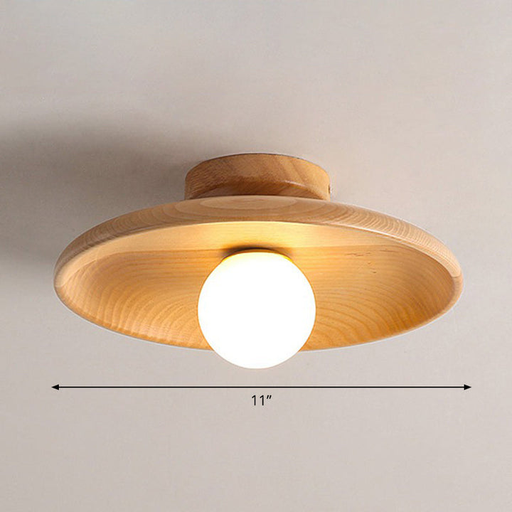 Nowoczesna płaska lampa sufitowa z brązowego drewna o eleganckim designie, delikatnie i równomiernie rozświetlająca wnętrze.