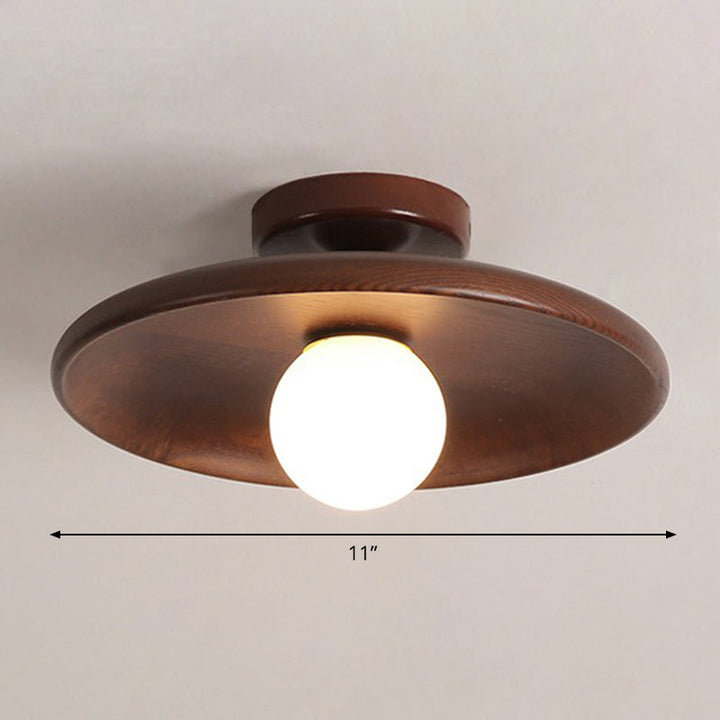 Nowoczesna płaska lampa sufitowa z brązowego drewna o eleganckim designie, delikatnie i równomiernie rozświetlająca wnętrze.