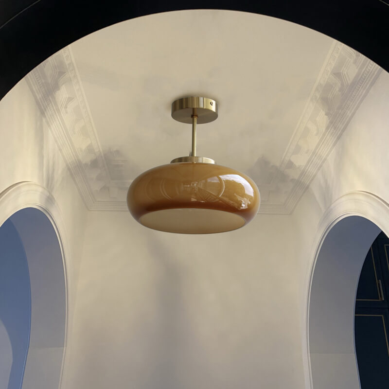 Vintage mosiężna lampa sufitowa z żółtym szkłem, pół-wpuszczany design, delikatne oświetlenie, elegancki styl retro do wnętrz.