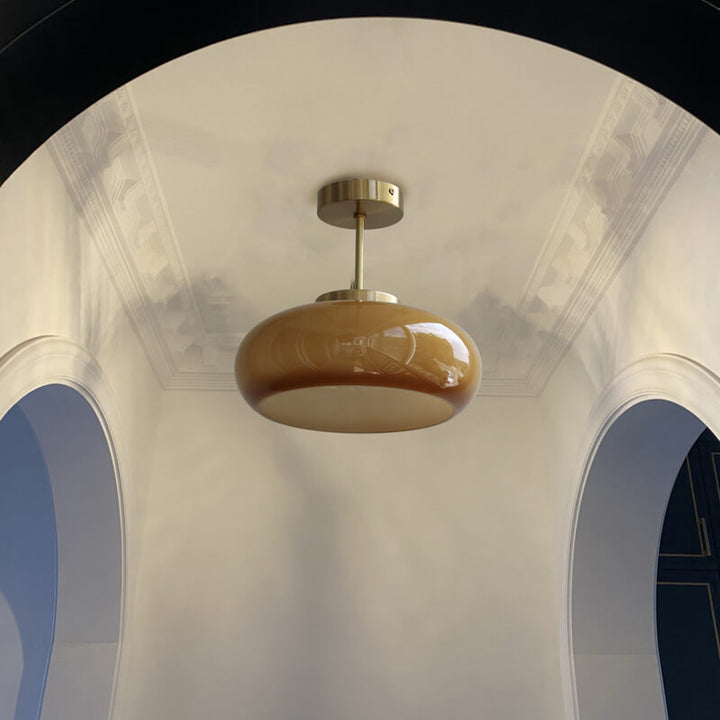 Vintage mosiężna lampa sufitowa z żółtym szkłem, pół-wpuszczany design, delikatne oświetlenie, elegancki styl retro do wnętrz.
