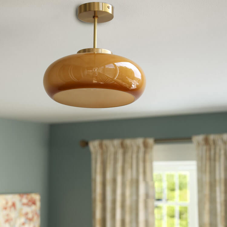 Vintage mosiężna lampa sufitowa z żółtym szkłem, pół-wpuszczany design, delikatne oświetlenie, elegancki styl retro do wnętrz.