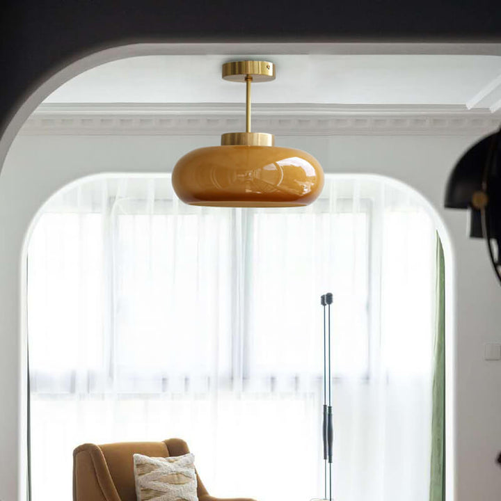 Vintage mosiężna lampa sufitowa z żółtym szkłem, pół-wpuszczany design, delikatne oświetlenie, elegancki styl retro do wnętrz.