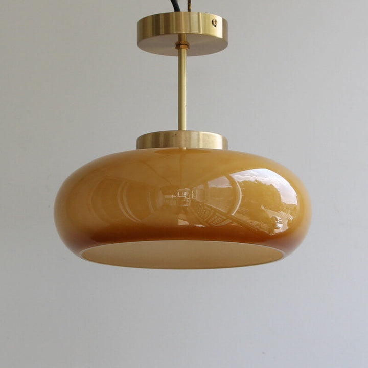 Vintage mosiężna lampa sufitowa z żółtym szkłem, pół-wpuszczany design, delikatne oświetlenie, elegancki styl retro do wnętrz.
