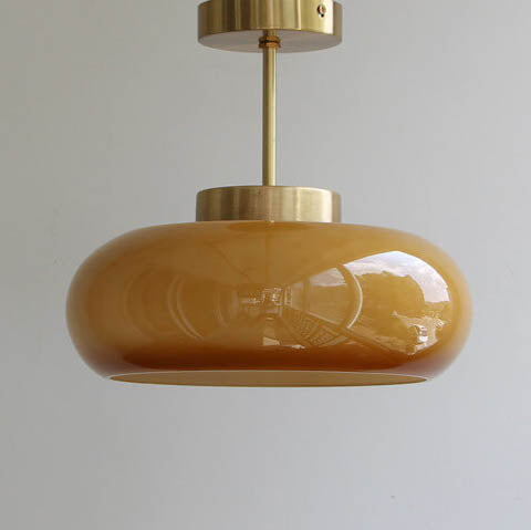 Vintage mosiężna lampa sufitowa z żółtym szkłem, pół-wpuszczany design, delikatne oświetlenie, elegancki styl retro do wnętrz.