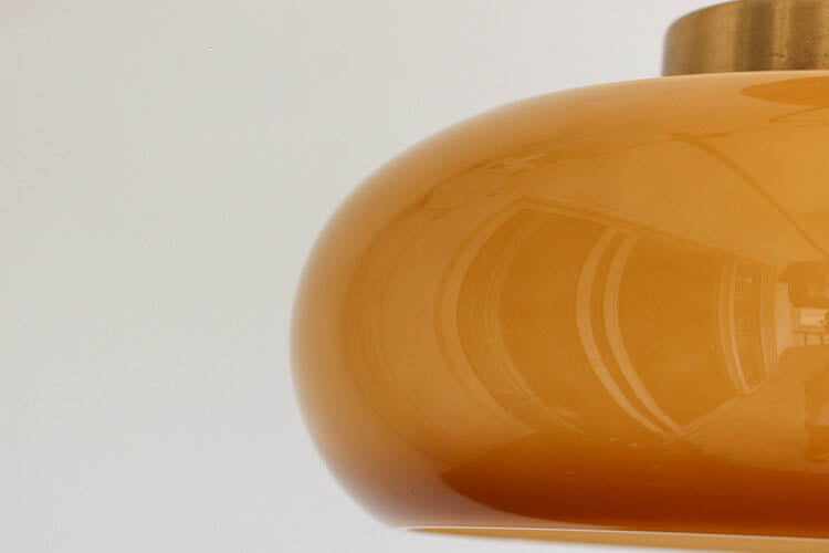 Vintage mosiężna lampa sufitowa z żółtym szkłem, pół-wpuszczany design, delikatne oświetlenie, elegancki styl retro do wnętrz.