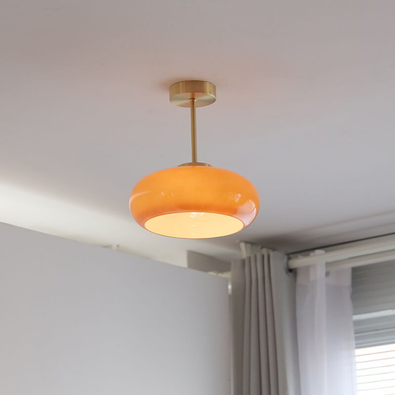 Vintage mosiężna lampa sufitowa z żółtym szkłem, pół-wpuszczany design, delikatne oświetlenie, elegancki styl retro do wnętrz.