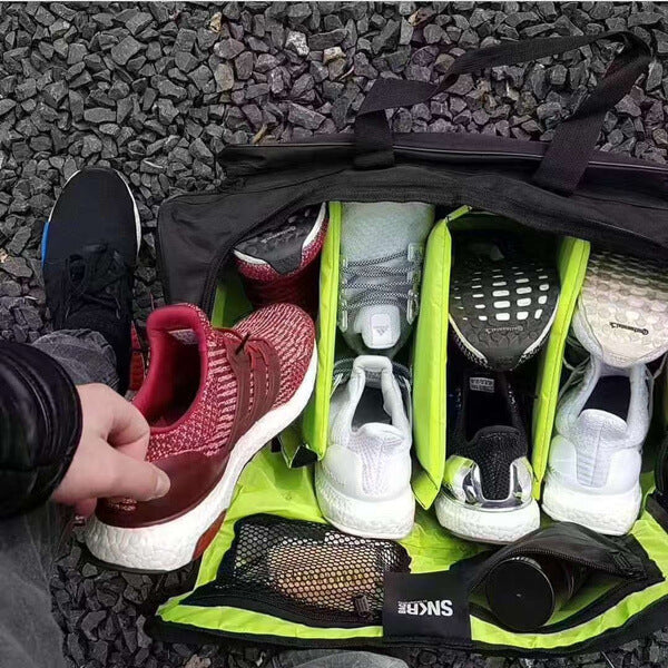 Zbliżenie na wodoodporny materiał plecaka z kroplami wody. Chroni sprzęt i sneakersy podczas podróży.