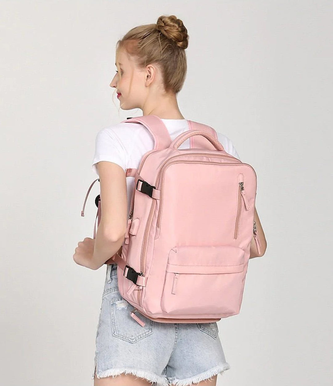 Plecak TrailSafe Pro w miejskim otoczeniu, elegancki i funkcjonalny na co dzień.