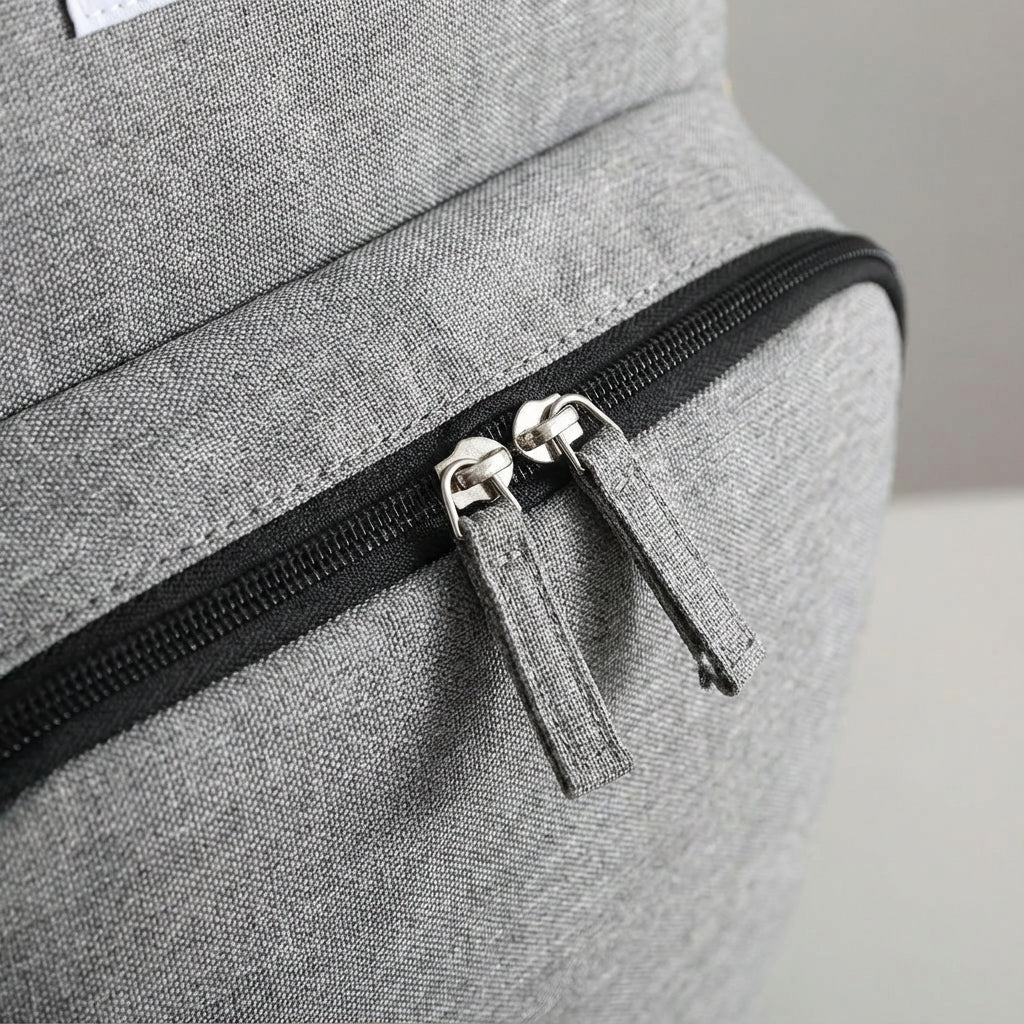 Mama niesie stylowy plecak-torbę na pieluchy Babyroam, wygodny w podróży i na co dzień. Akcesoria dla rodziców.