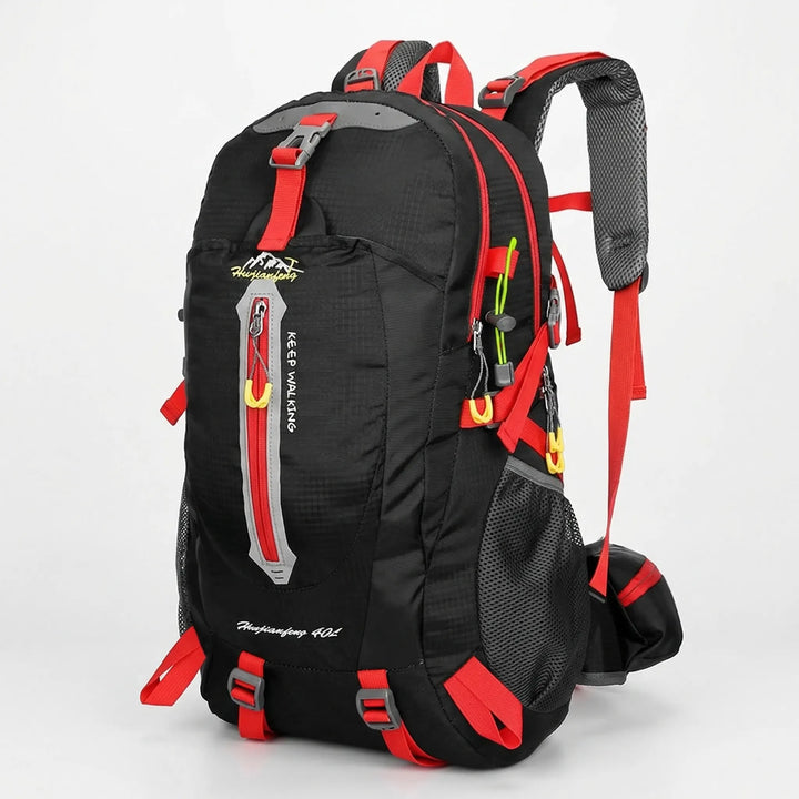 Widok wnętrza plecaka trekkingowego 40L, ukazujący pojemność i organizację. Na długie podróże.