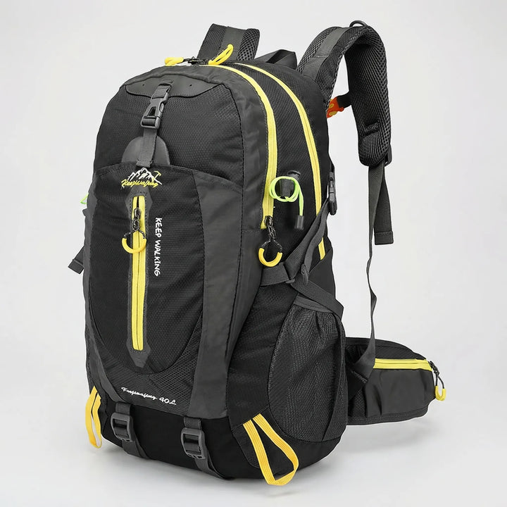 Plecak sportowy 40L na tle górskiego krajobrazu, gotowy na przygodę i trekking. Odporny.