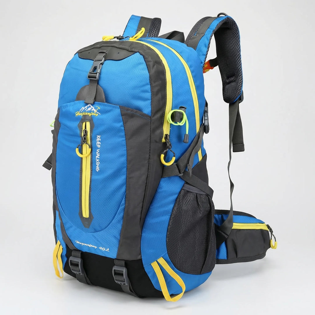 Model prezentujący plecak trekkingowy 40L, demonstrujący dopasowanie i wygodę na outdoor.