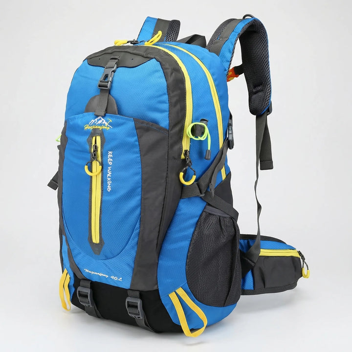 Model prezentujący plecak trekkingowy 40L, demonstrujący dopasowanie i wygodę na outdoor.