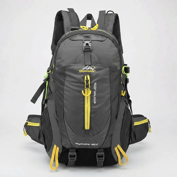 Wytrzymały plecak trekkingowy 40L, idealny na długie wędrówki w góry. Odporny na warunki outdoor.