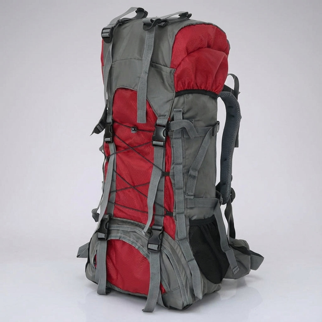 Plecak trekkingowy 60L Pathward na szlaku górskim, widok z tyłu podczas wędrówki.