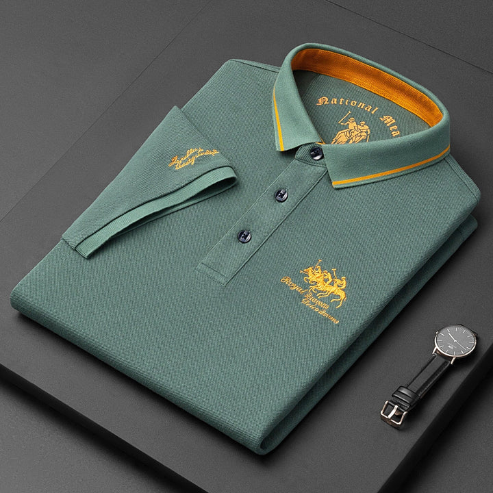 Męska polo z eleganckim kołnierzykiem, oddychającym materiałem, precyzyjnym haftem i nowoczesnym dopasowaniem.