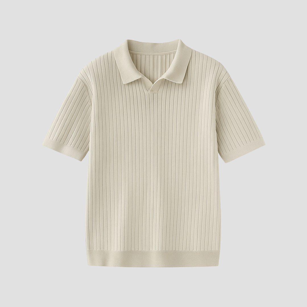 Beżowa prążkowana koszulka polo bez guzików, kołnierzyk polo, drobna dzianina, pionowy wzór, idealna na elegancki letni styl.