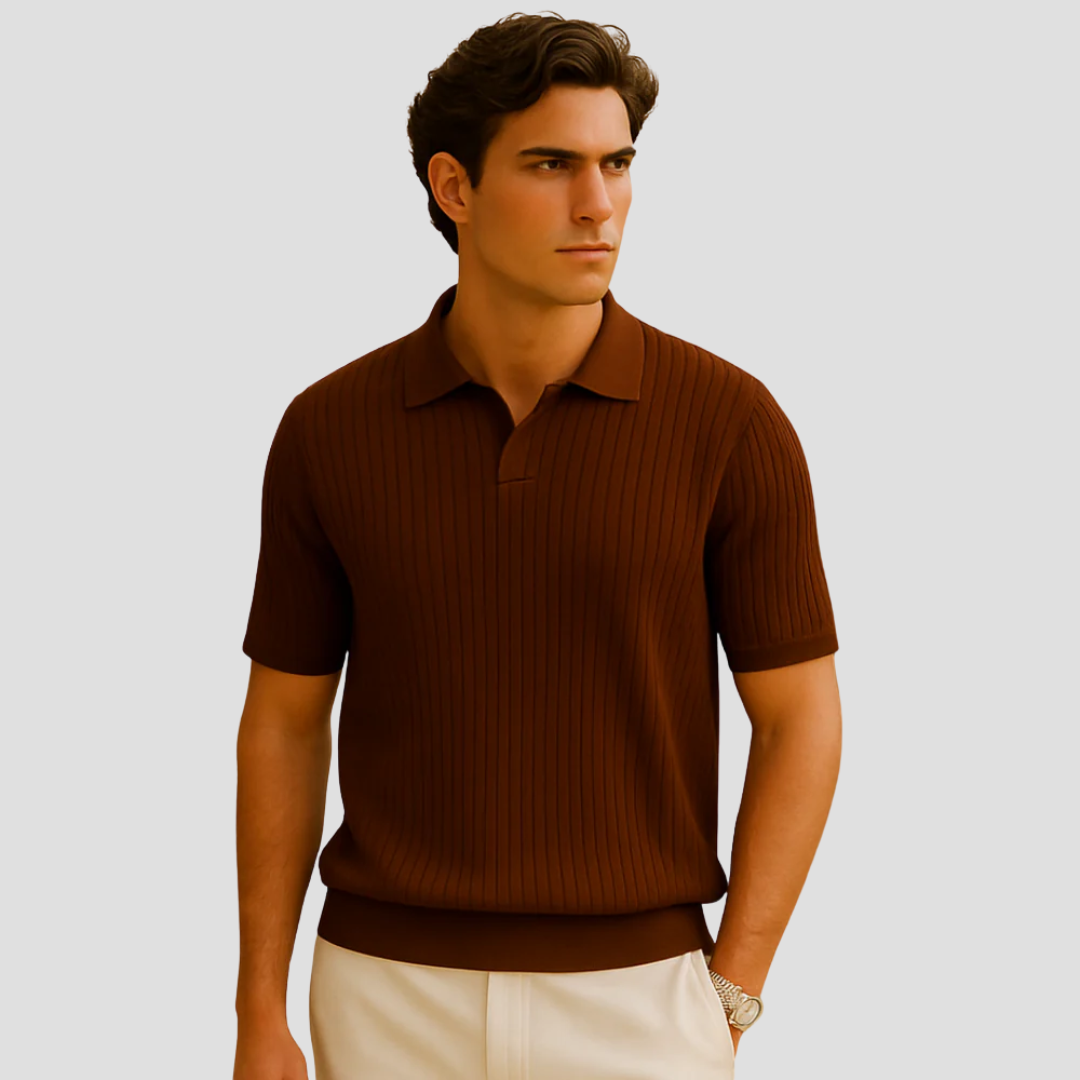 Beżowa prążkowana koszulka polo bez guzików, kołnierzyk polo, drobna dzianina, pionowy wzór, idealna na elegancki letni styl.