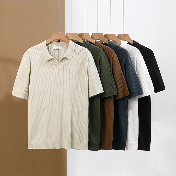 Beżowa prążkowana koszulka polo bez guzików, kołnierzyk polo, drobna dzianina, pionowy wzór, idealna na elegancki letni styl.