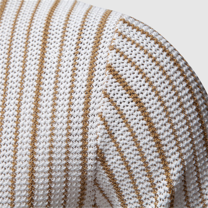 Męska koszulka polo z eleganckiej prążkowanej tkaniny SilkenWeave, klasyczny kołnierzyk, jasnoszara, idealna na lato i swobodne okazje.