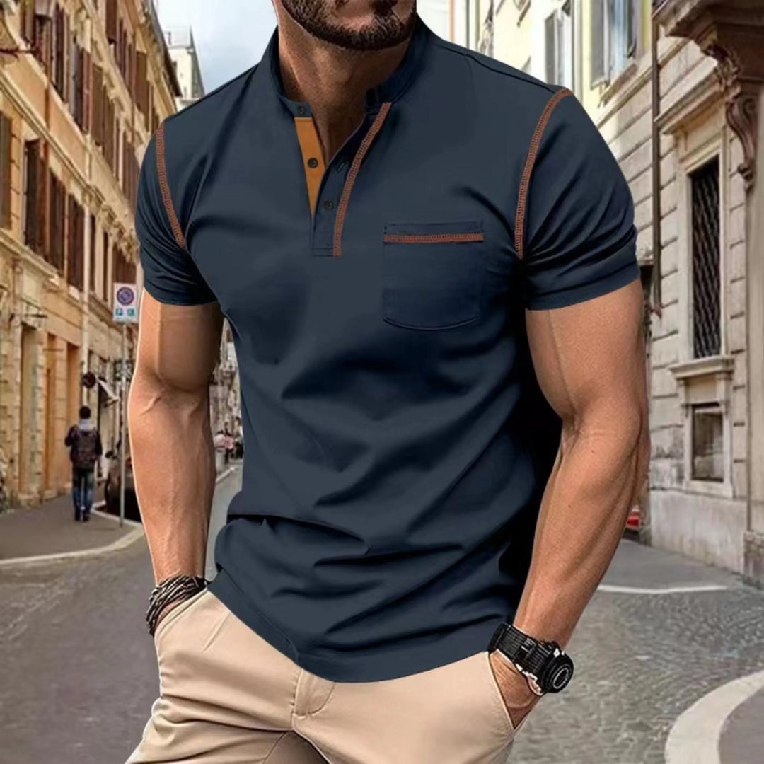 Nowoczesna męska koszulka polo w kolorze czerwonym, z ponadczasowym wzornictwem i guzikami, wykonana z wygodnego materiału, idealna do codziennej, swobodnej elegancji.