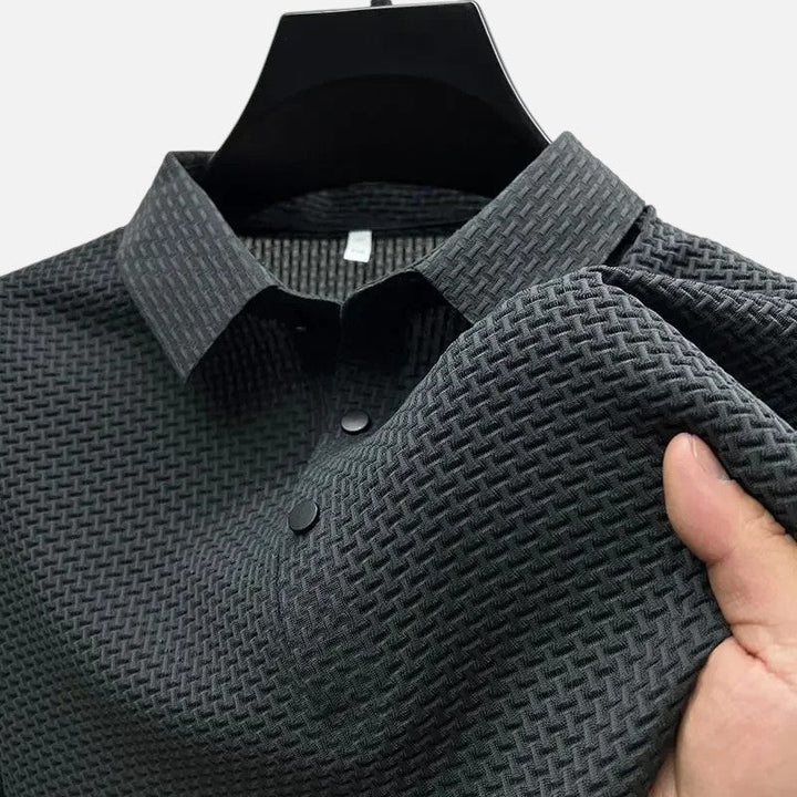 Elegancka, oddychająca męska koszulka polo z krótkim rękawem, z lekkiego materiału, idealna na lato.