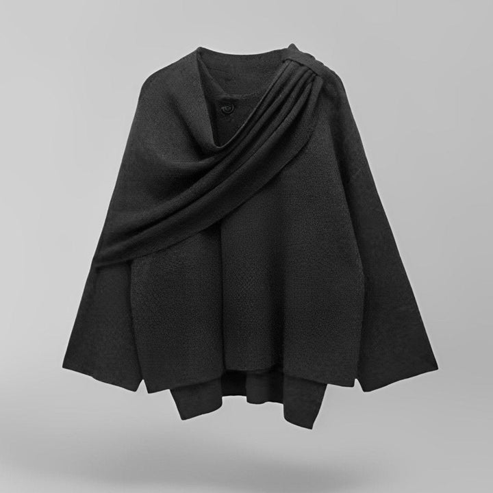 Asymetryczne poncho z bliska