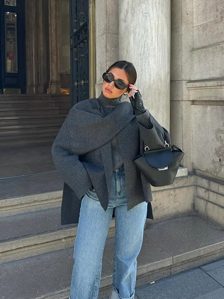 "Poncho femme en laine gris foncé avec design asymétrique, élégant et chaud, idéal pour l'hiver, vue complète."