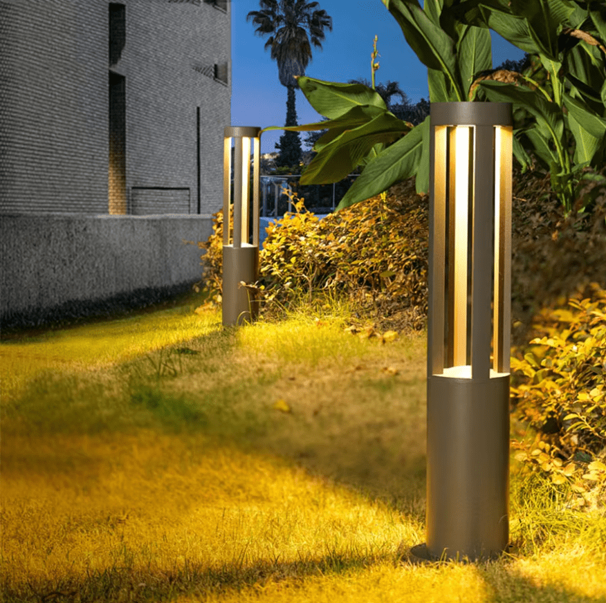 Słupek solarny LED z czarnego aluminium, eleganckie i ekologiczne oświetlenie zewnętrzne, ciepłe białe światło, 3 rozmiary.