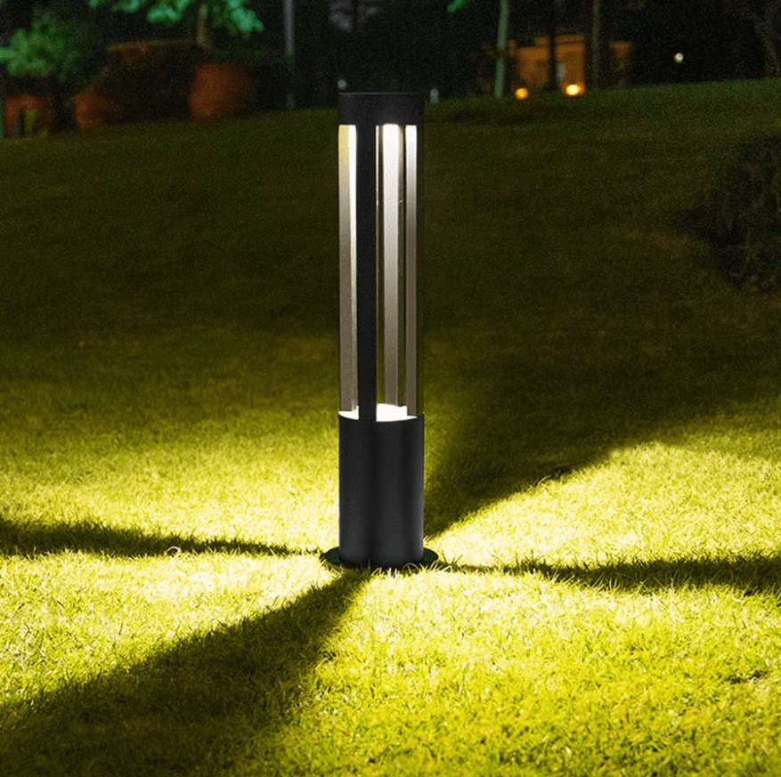 Słupek solarny LED z czarnego aluminium, eleganckie i ekologiczne oświetlenie zewnętrzne, ciepłe białe światło, 3 rozmiary.