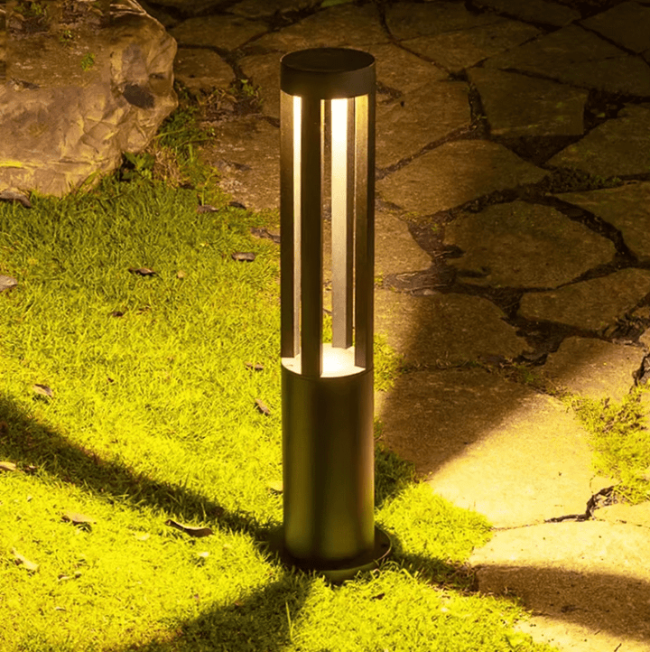 Słupek solarny LED z czarnego aluminium, eleganckie i ekologiczne oświetlenie zewnętrzne, ciepłe białe światło, 3 rozmiary.