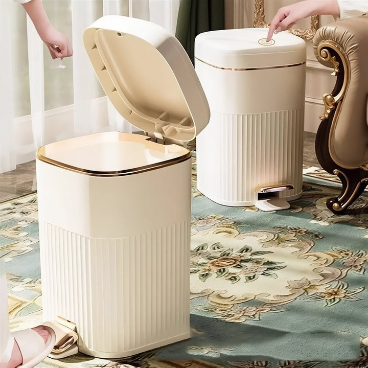 Nowoczesny kosz na śmieci na pedał, kolor beżowy, elegancki design, miękkie zamykanie dla optymalnej higieny w domu.