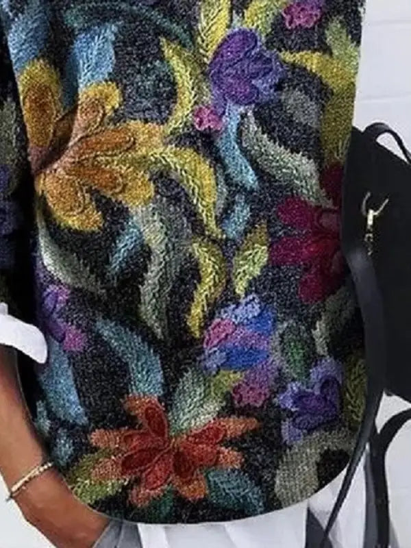 Elegancki sweter damski z delikatnym kwiatowym wzorem, wykonany z mieszanki bawełny, zapewniający komfortowy i pochlebny wygląd.